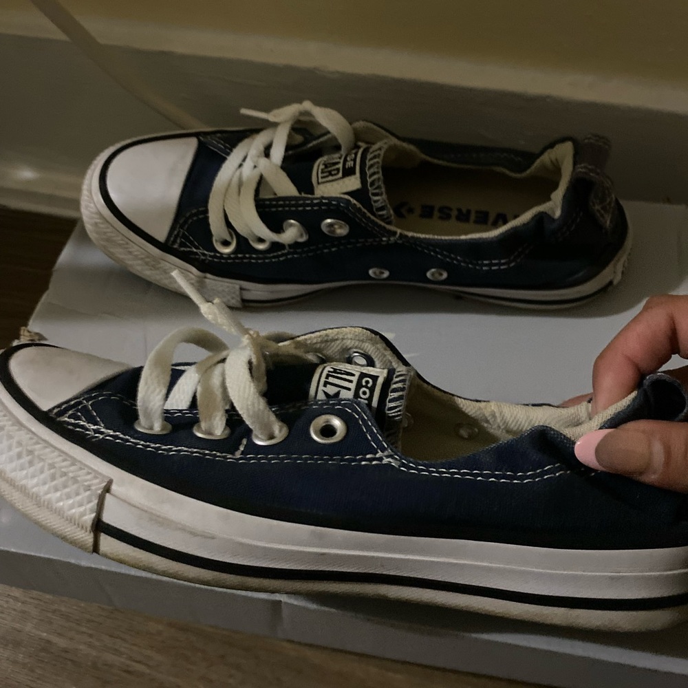 Woman’s 6 Men 4.5 Converse Navy Blue Low